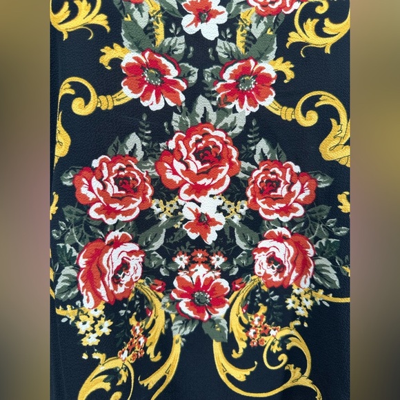 🍄4 for $35 Baroque and Roses Printed Cold Shoulder Top - Picture 5 of 7